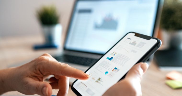 How minimalism enhances mobile app design by focusing on simplicity and user clarity